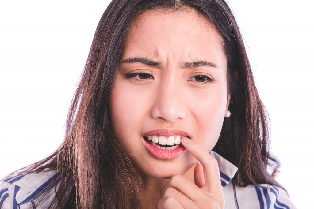 woman having toothache
